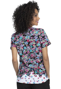 Shaped V-Neck Top in Decorative Daisies